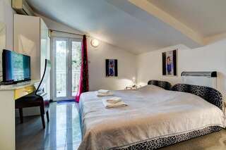 Апартаменты Sun Rose Apartments Свети-Стефан Номер-студио с балконом-1